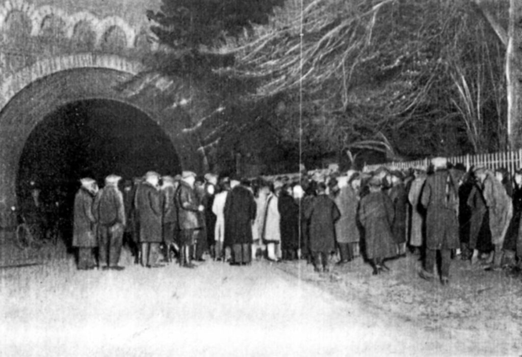 La foule se presse près du lieu des apparitions.